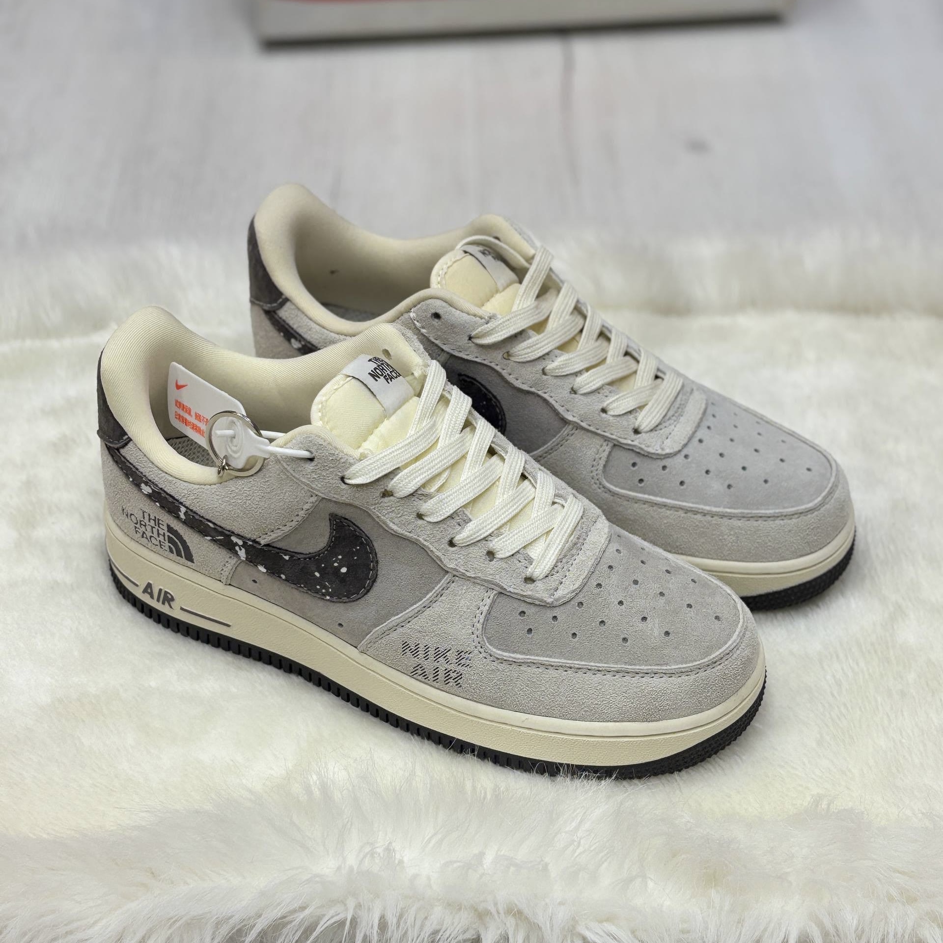 کفش کتونی زنانه و مردانه نایک ایرفورس 1 نورث فیس کاستوم Nike Air Force 1 X NORTH FACE قهوه ای