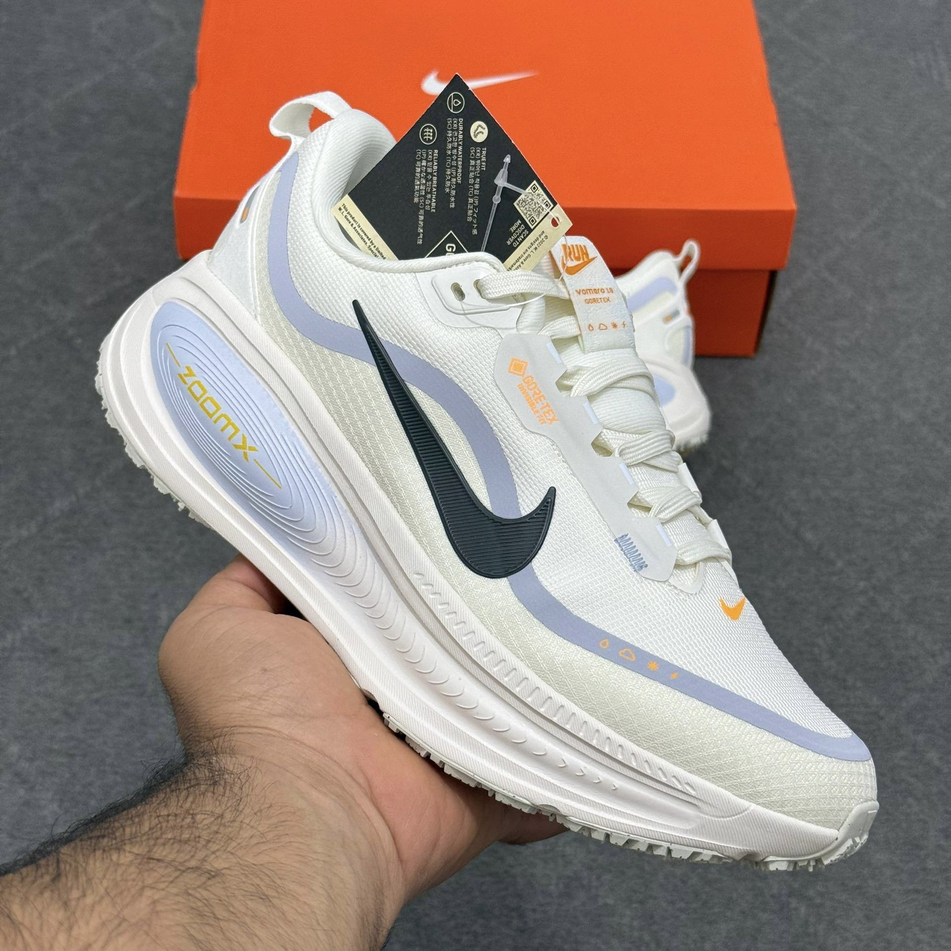کفش کتونی مردانه نایک ومرو ایر زوم گورتکس ضدآب جی تی ایکس Nike Air Zoom Running Vomero 18 GTX سفید