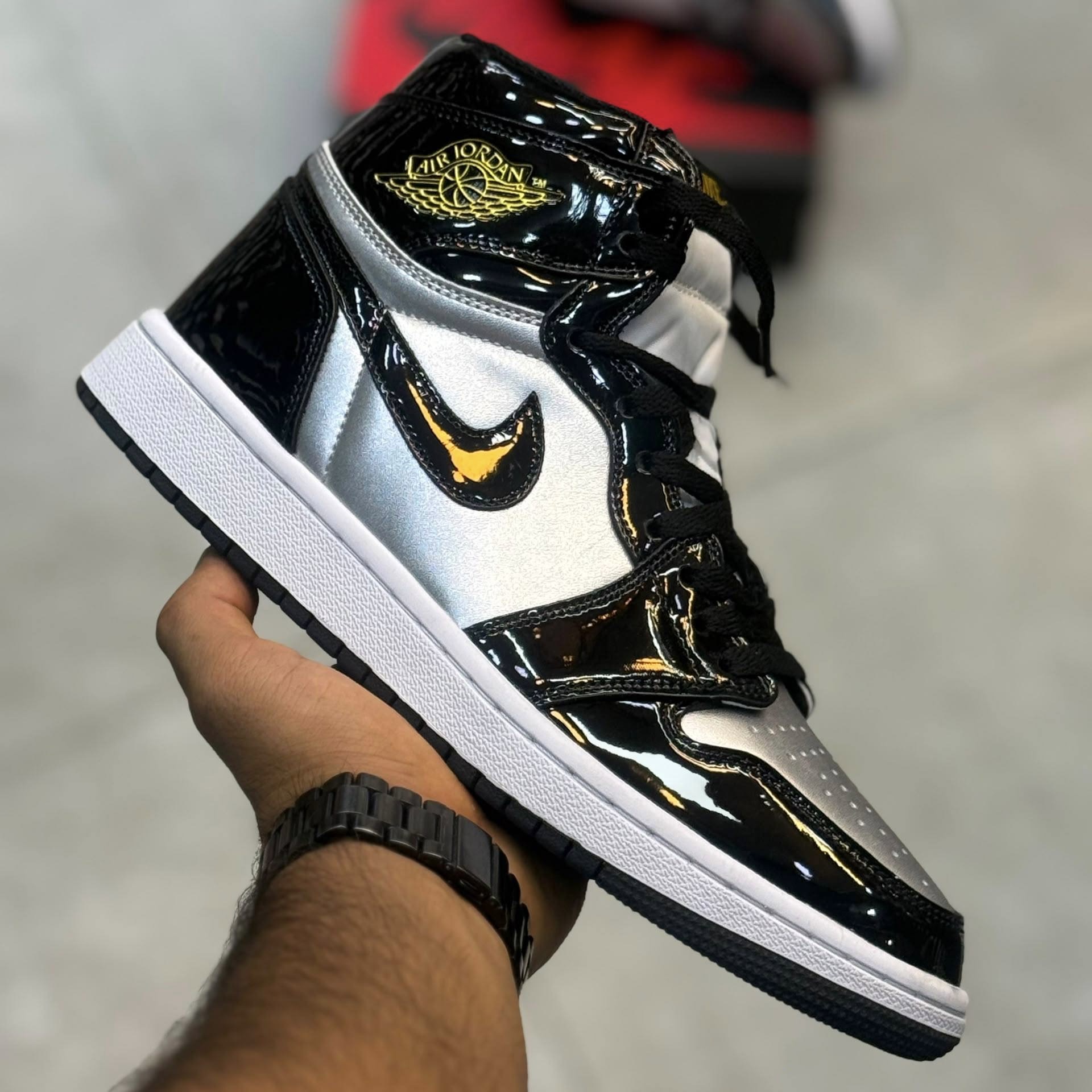 کفش کتونی مردانه ساقدار نایک ایر جردن 1 ورنی نقره ای Nike air jordan 1 Mid Black Metalic Silver Sail Gold نقره ای
