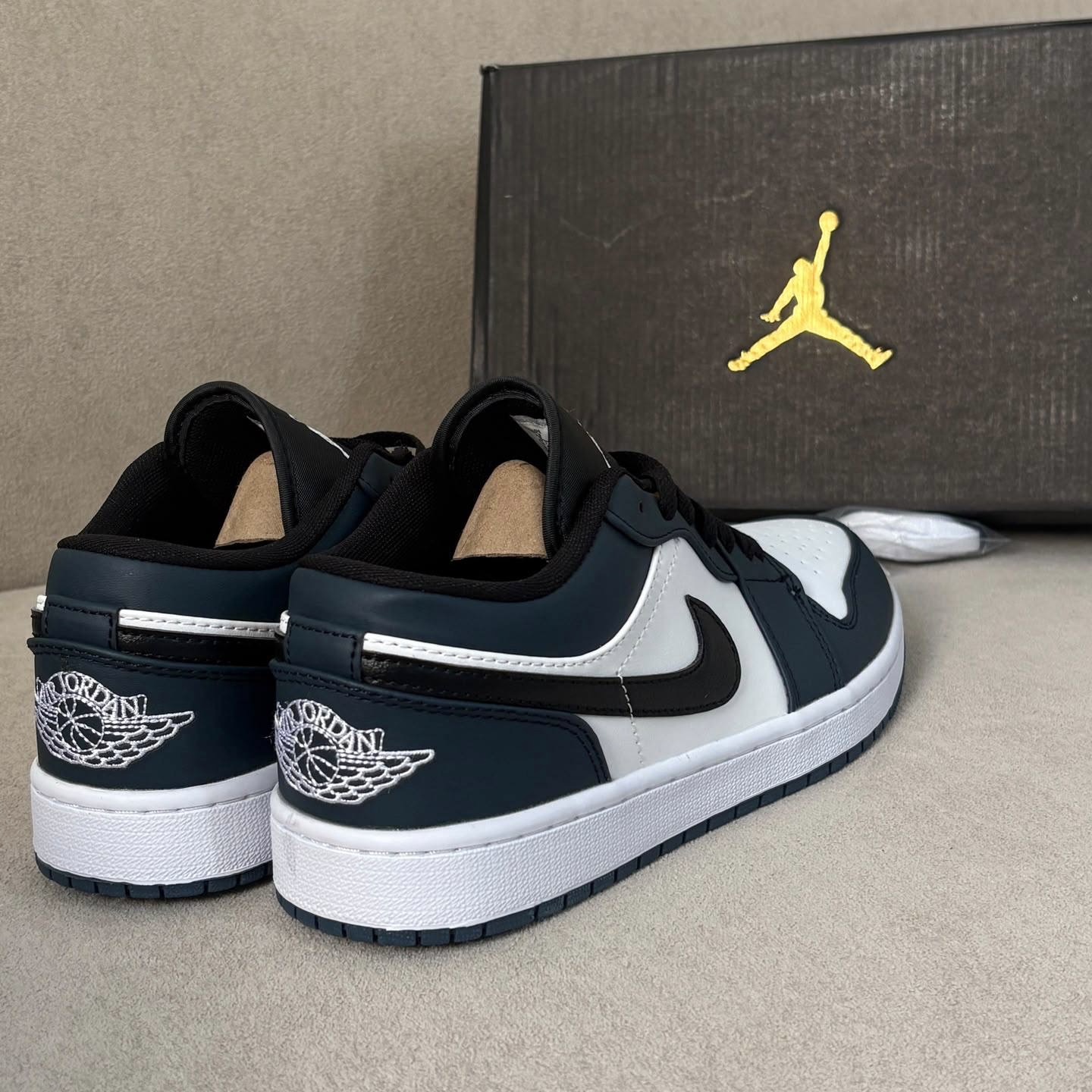 کفش کتونی مردانه نایک ایر جردن 1 لو Nike Air Jordan1 Low Men's Shoes سفید سرمه ای
