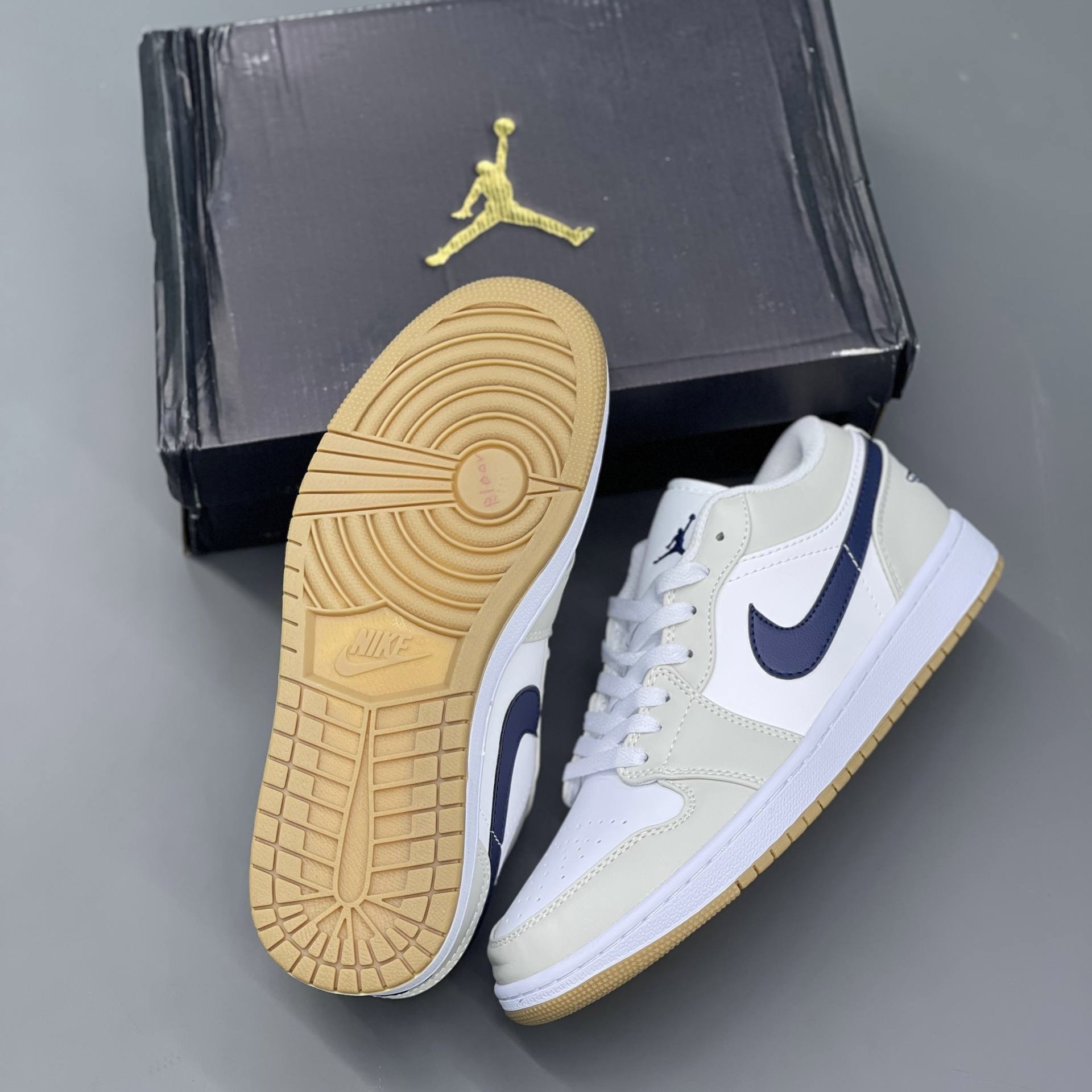 کفش کتونی مردانه نایک ایر جردن 1 لو Nike Air Jordan1 Low Men's Shoes کرم سرمه ای
