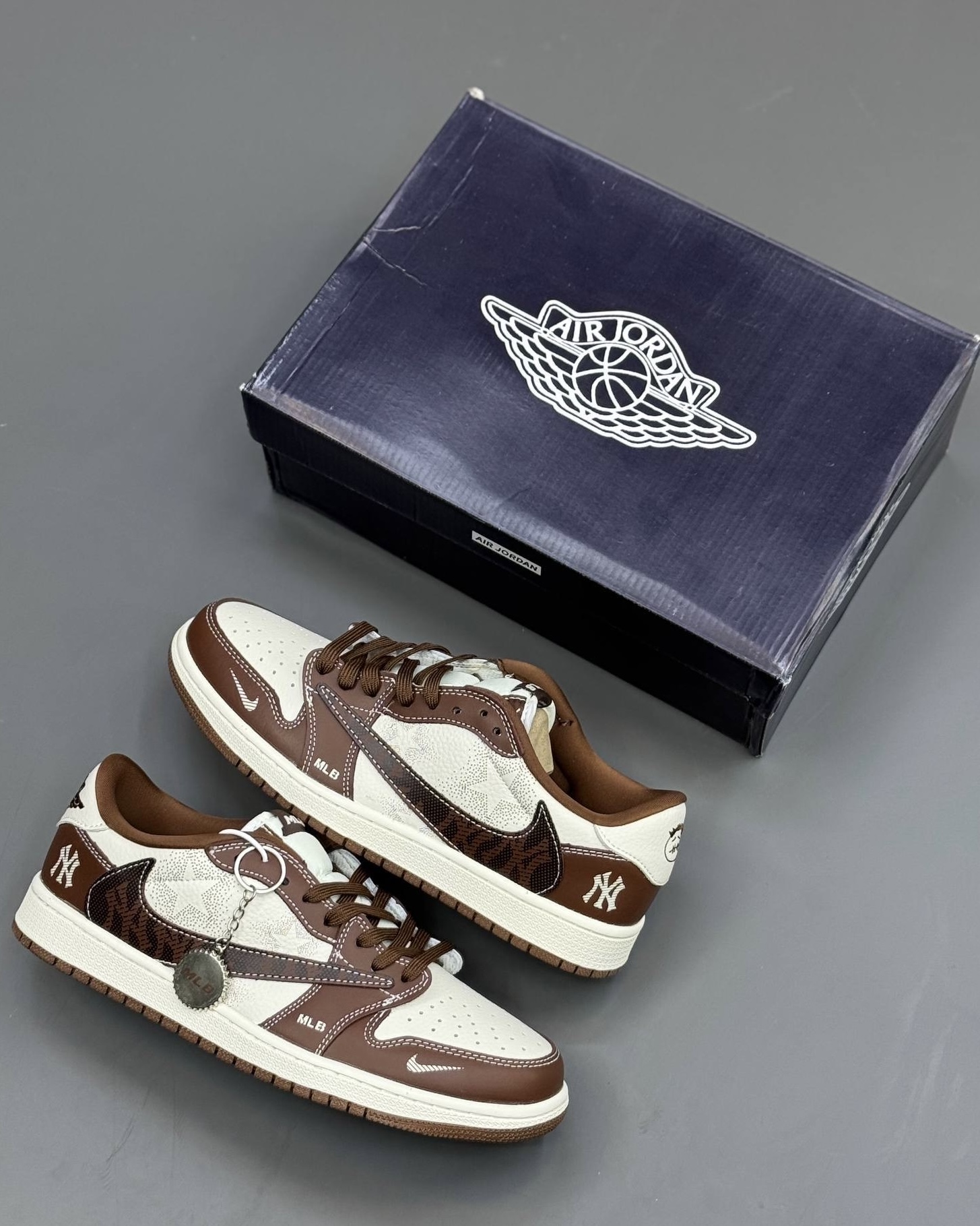 کفش کتونی مردانه تراویس اسکات ایر جردن 1 ان وای Travis Scott x MLB Air Jordan 1 NY سفید قهوه ای