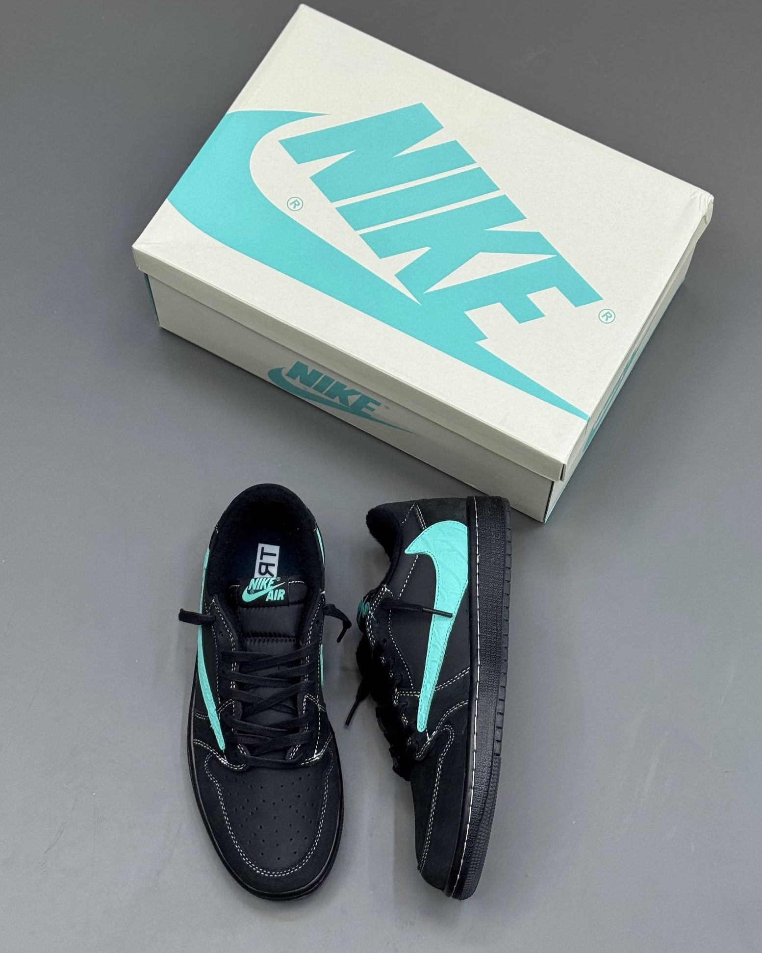 کفش کتونی مردانه تراویس اسکات ایر جردن وان تیفانی Travis Scott x Air Jordan 1 Tiffany مشکی آبی