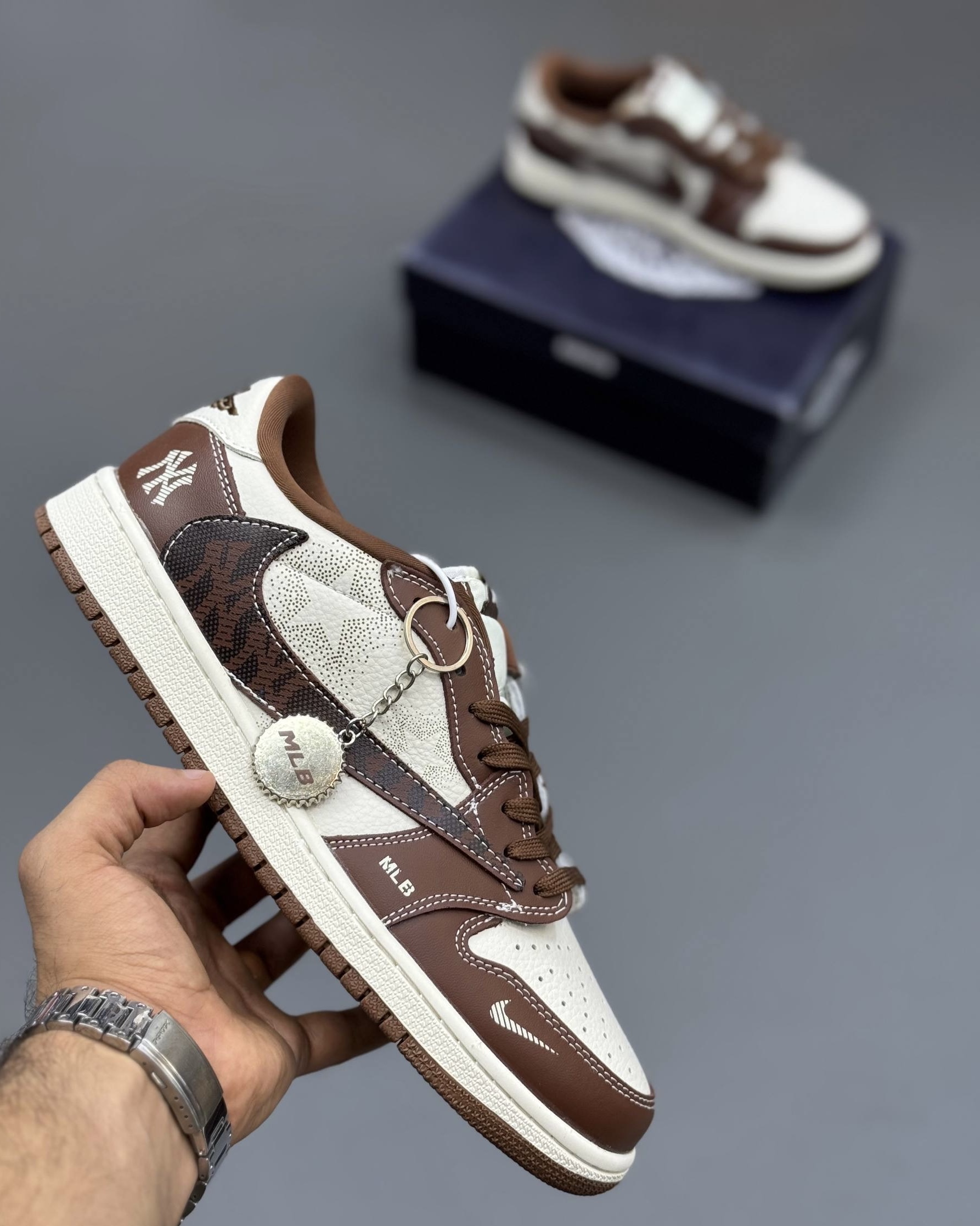 کفش کتونی مردانه تراویس اسکات ایر جردن 1 ان وای Travis Scott x MLB Air Jordan 1 NY سفید قهوه ای