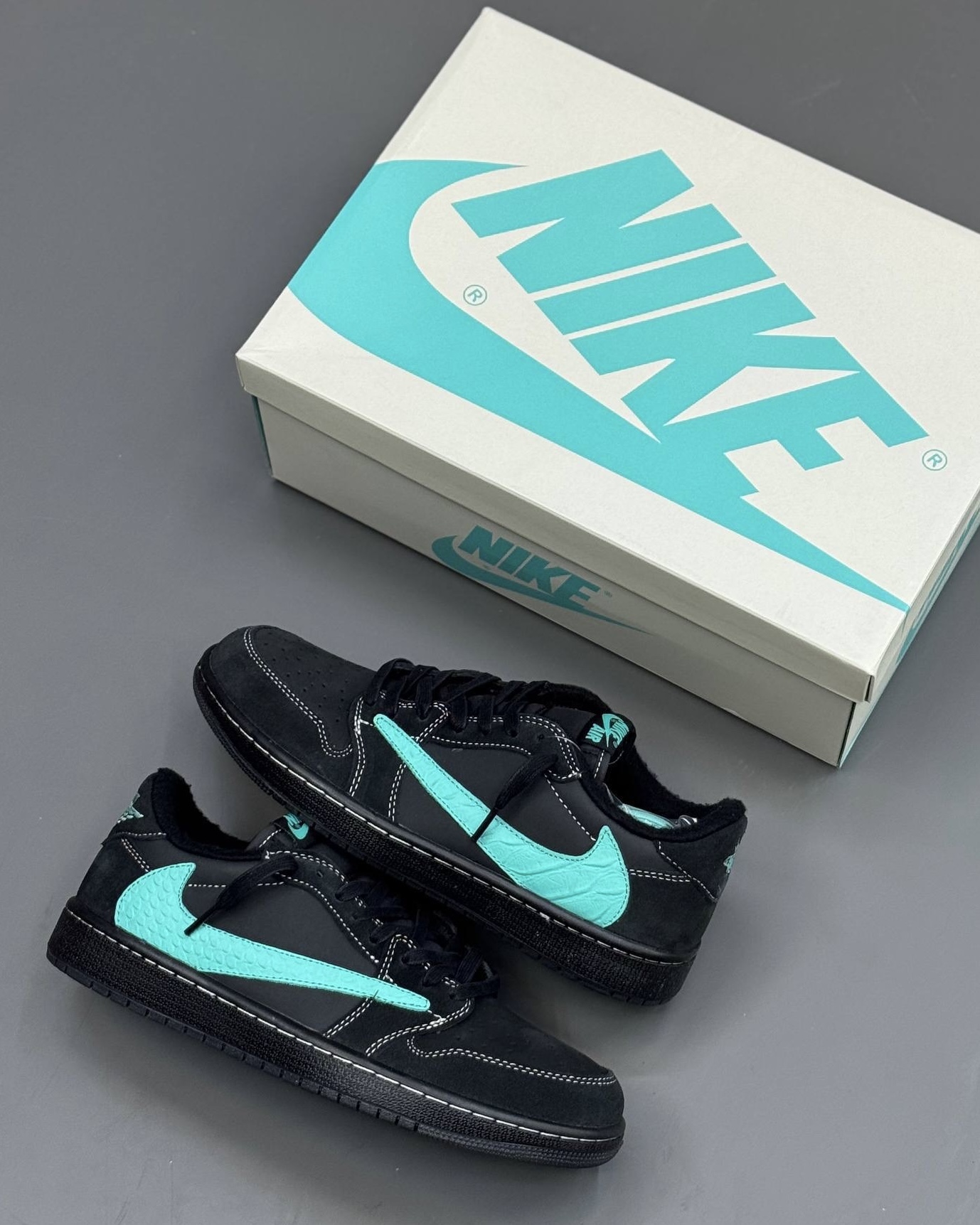 کفش کتونی مردانه تراویس اسکات ایر جردن وان تیفانی Travis Scott x Air Jordan 1 Tiffany مشکی آبی