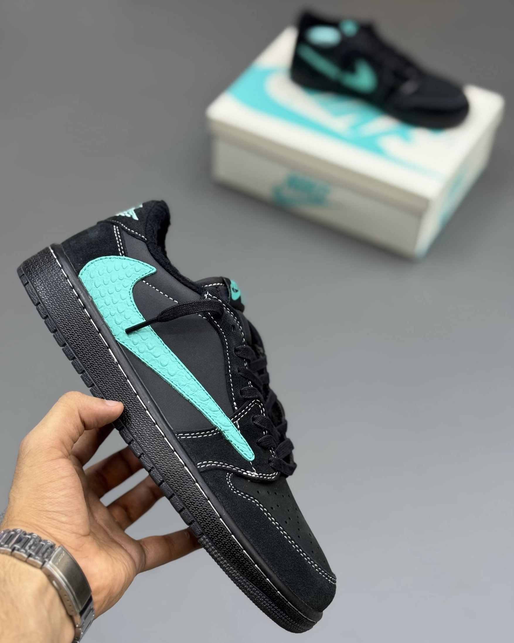 کفش کتونی مردانه تراویس اسکات ایر جردن وان تیفانی Travis Scott x Air Jordan 1 Tiffany مشکی آبی