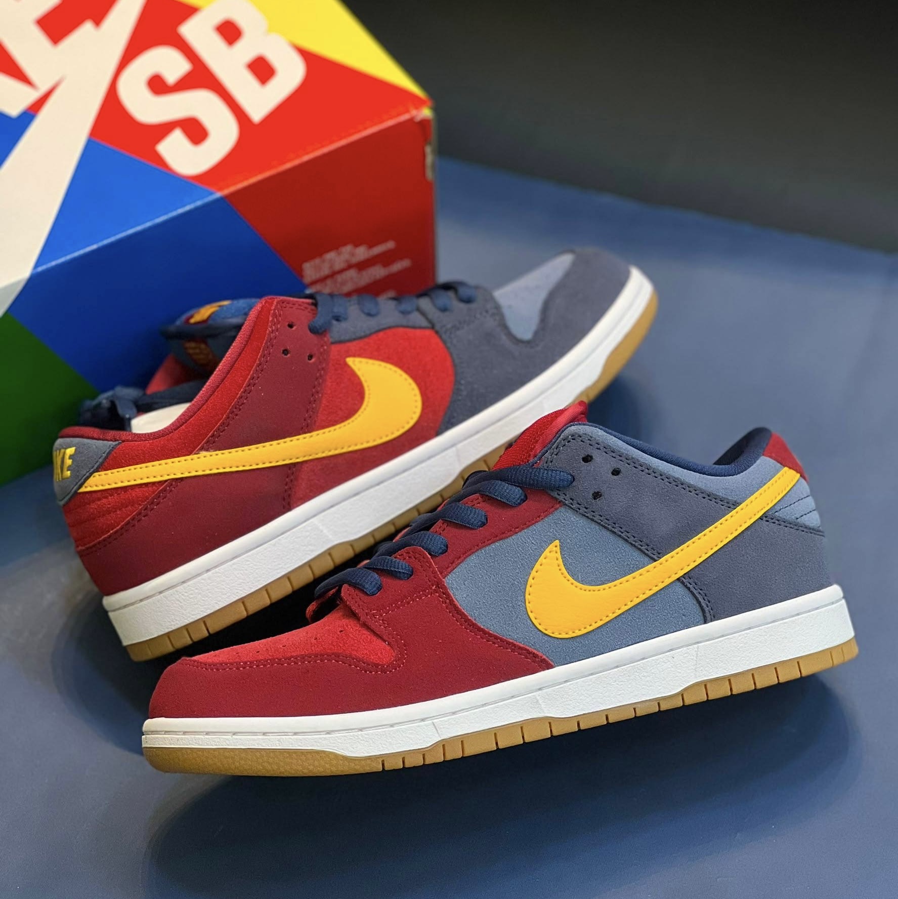 کفش کتونی مردانه نایک اس بی دانک لو بارسلونا Nike SB Dunk Low Barcelona قرمز آبی