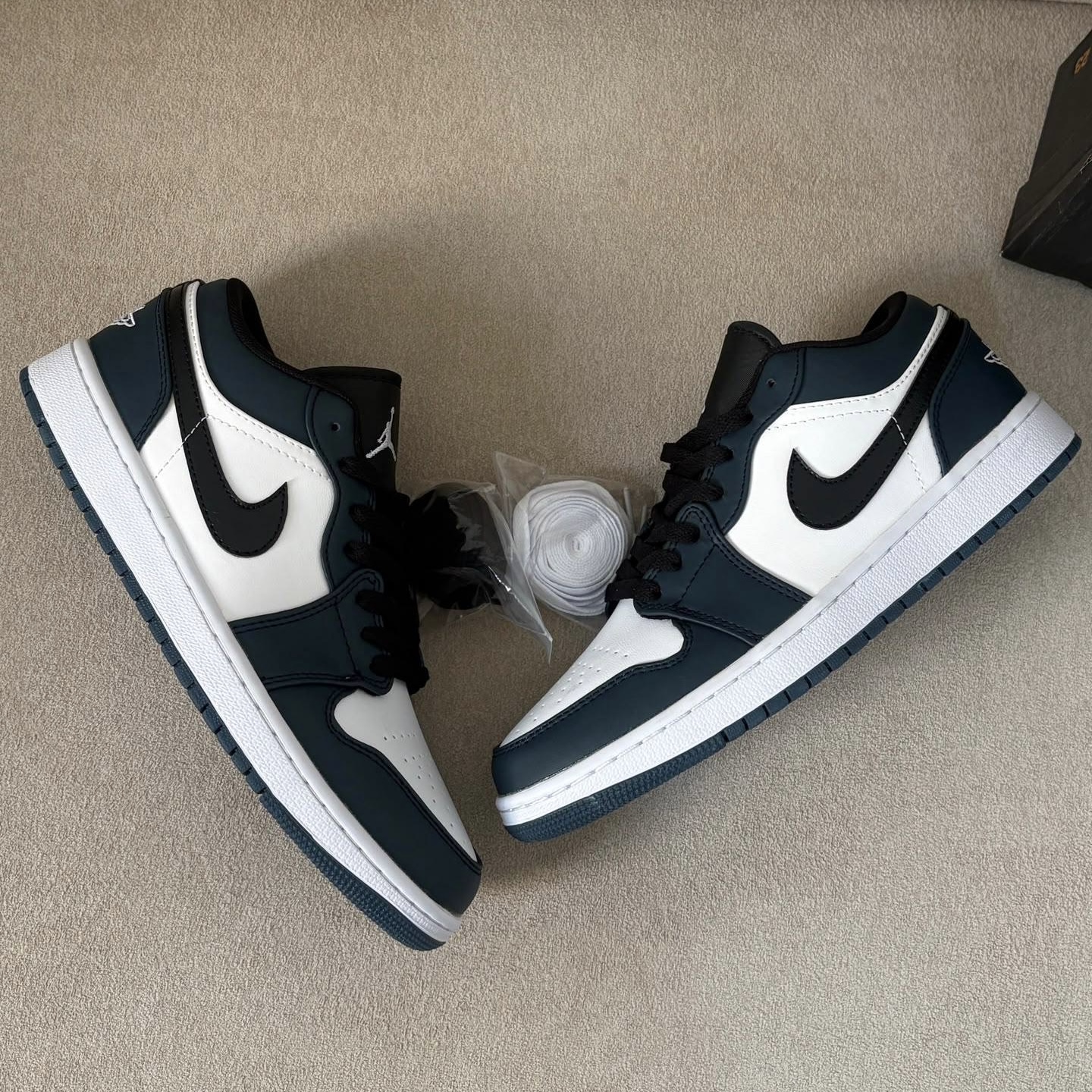 کفش کتونی مردانه نایک ایر جردن 1 لو Nike Air Jordan1 Low Men's Shoes سفید سرمه ای