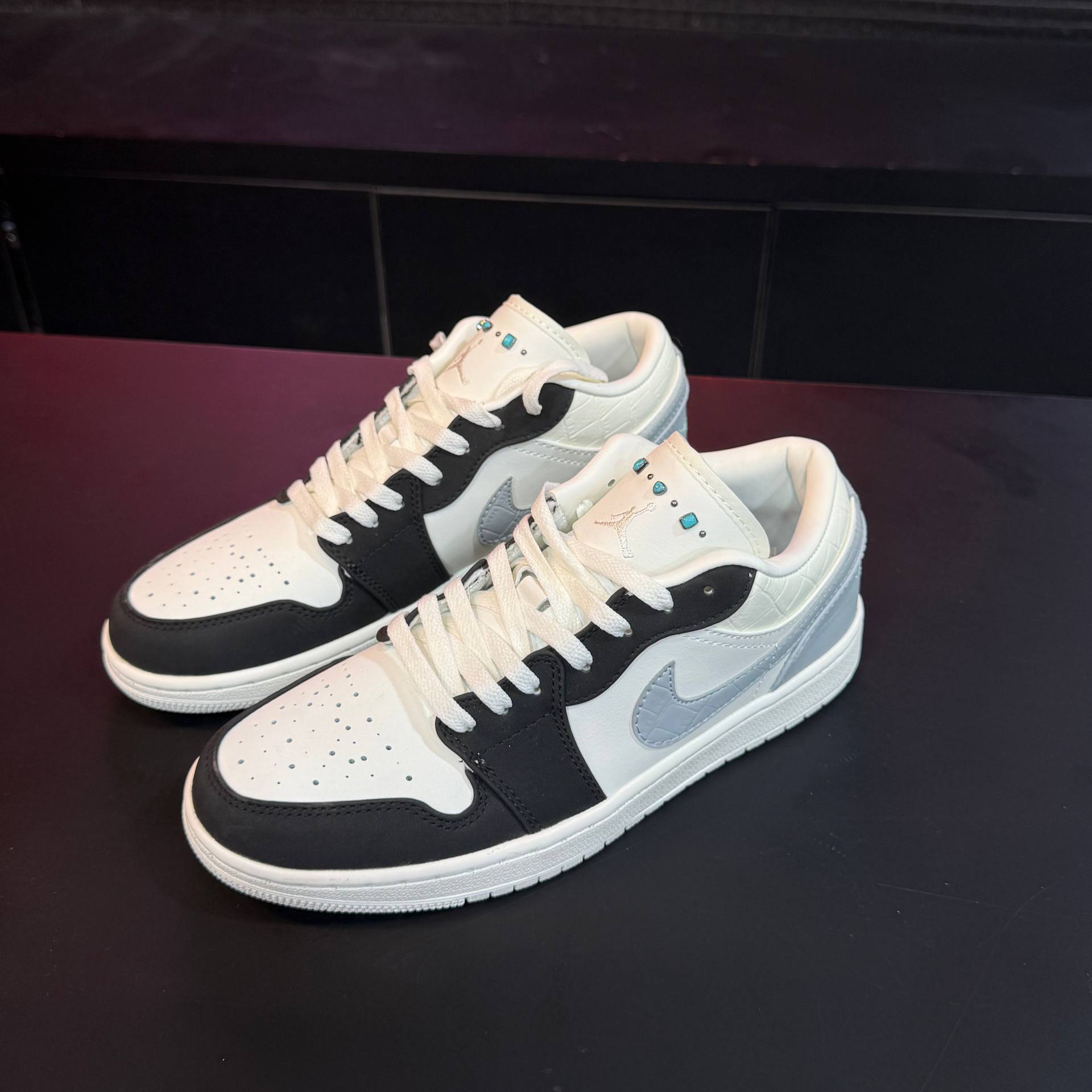 کفش کتونی زنانه و مردانه نایک ایر جردن ۱ لو تورکویز استون Nike Air Jordan 1 Low Turquoise Stone سفید مشکی
