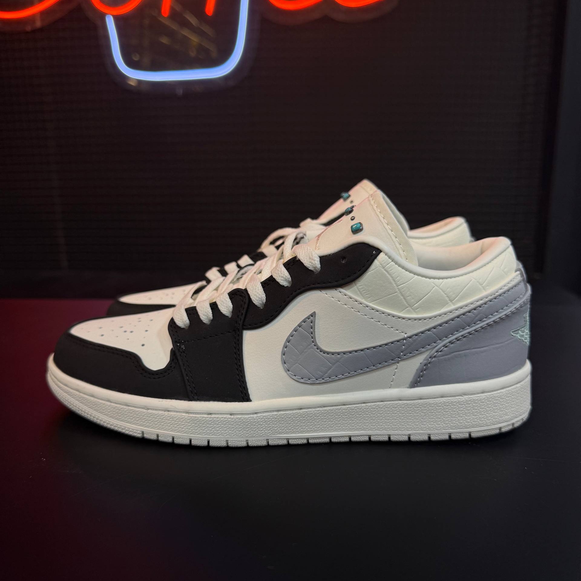 کفش کتونی زنانه و مردانه نایک ایر جردن ۱ لو تورکویز استون Nike Air Jordan 1 Low Turquoise Stone سفید مشکی