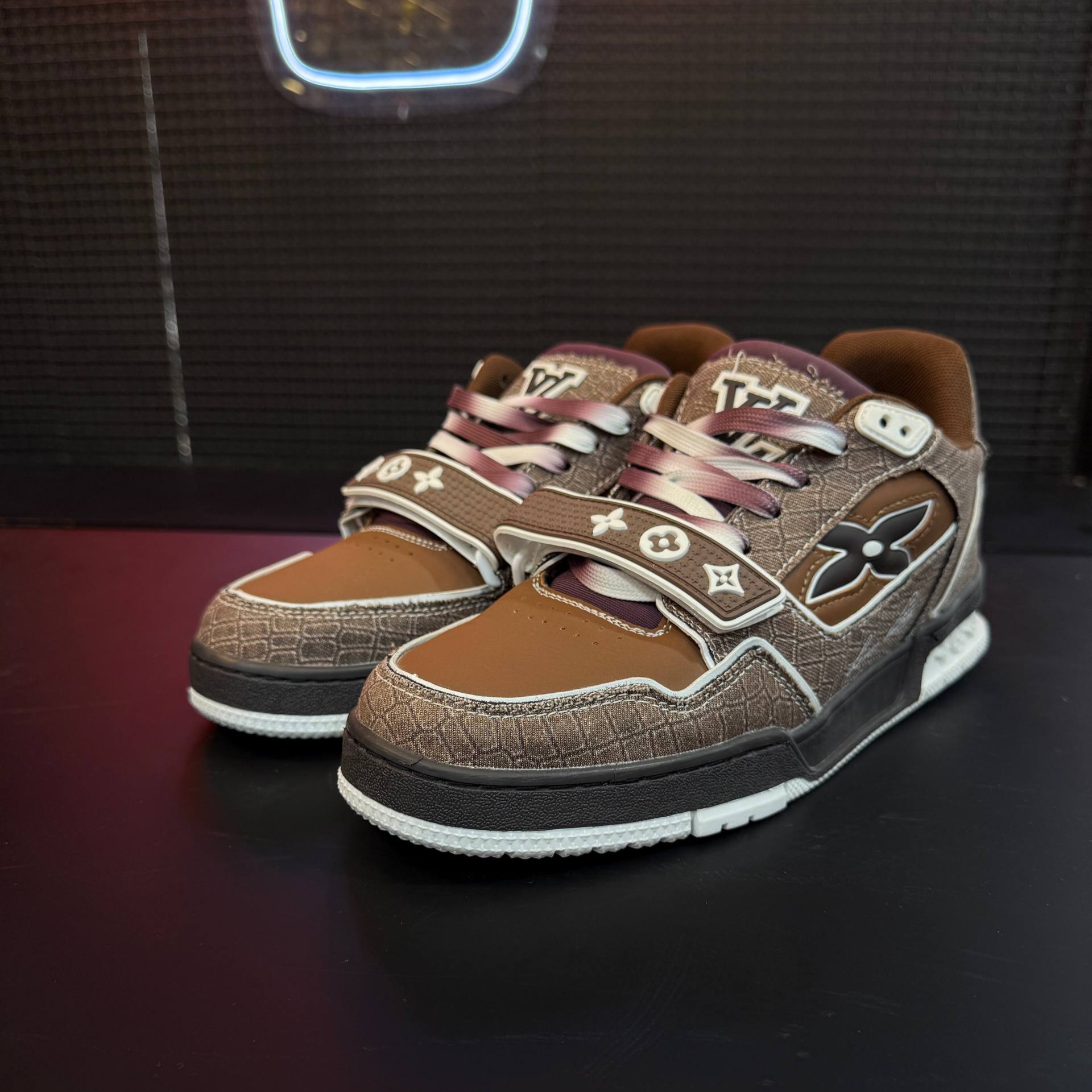 کفش کتونی مردانه لویی ویتون ال وی ترینر Louis Vuitton LV Trainer قهوه ای