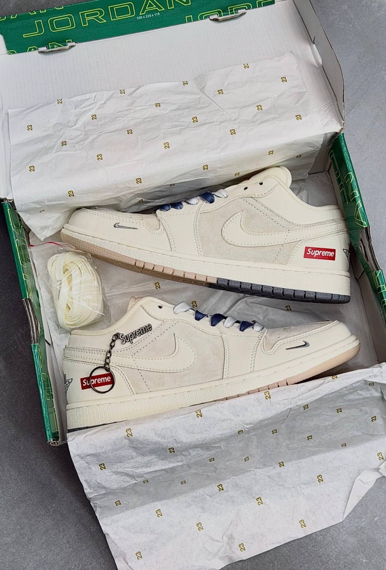 کفش کتونی نایک ایر جردن وان سوپریم سفید کرم طوسی NIKE AIR JORDAN 1 X SUPREME Sail Grey